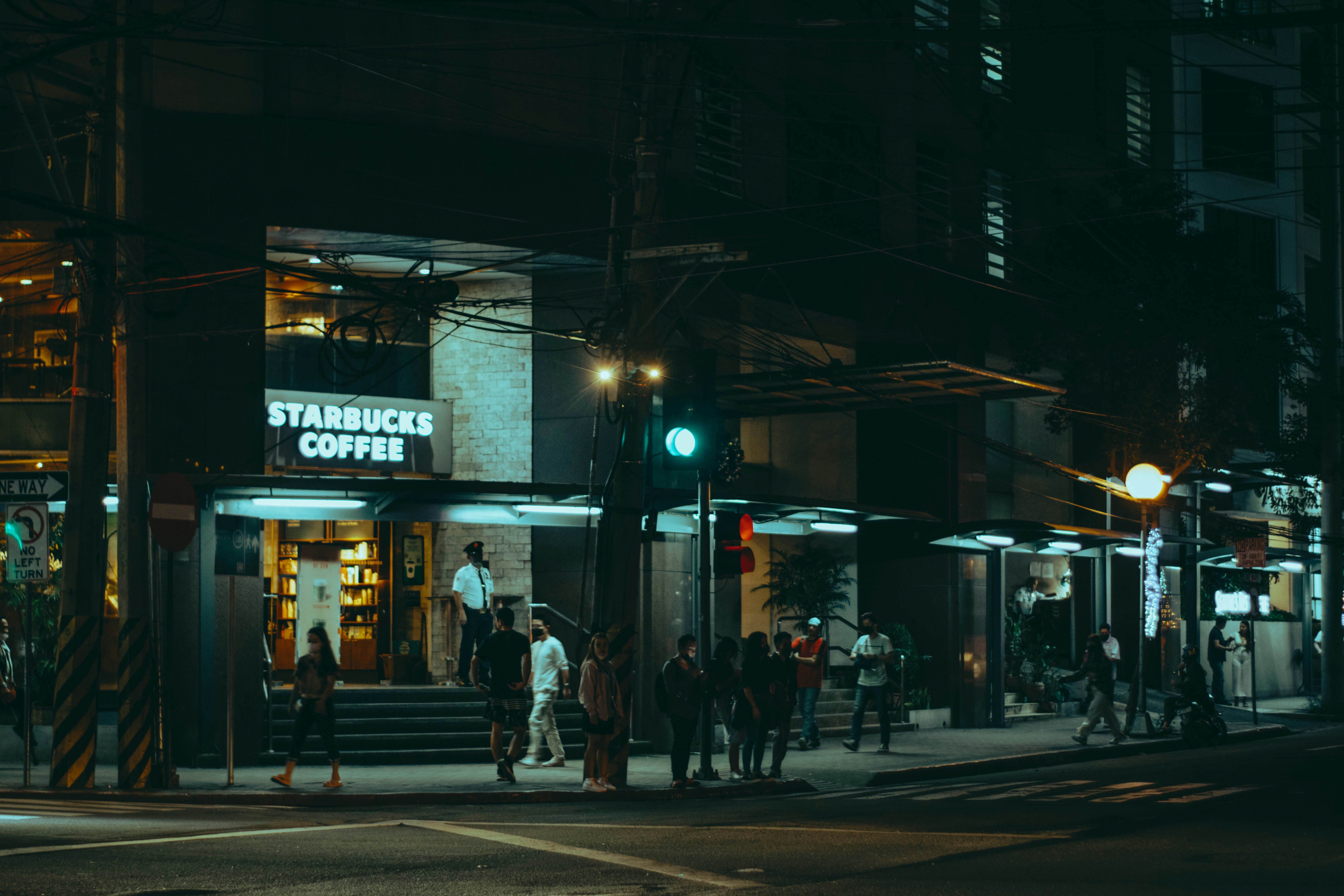 아얄라 애비뉴 밤 풍경