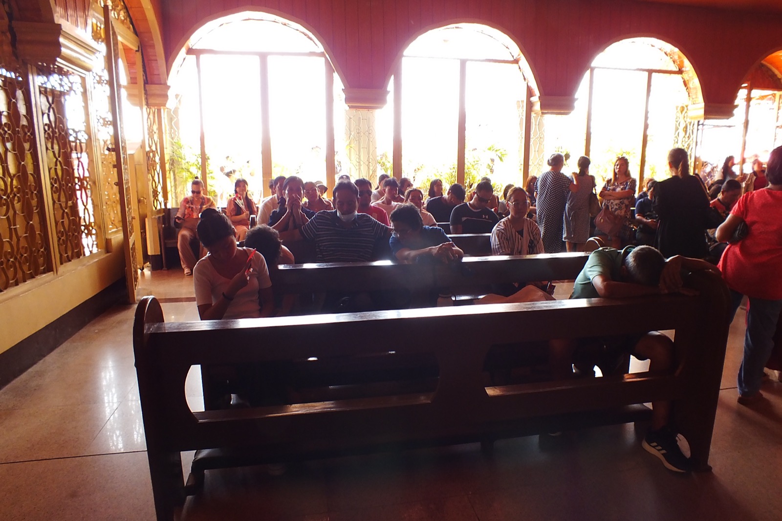 시말라 성지 내부 — 스테인드글라스와 제단이 있는 기도 공간