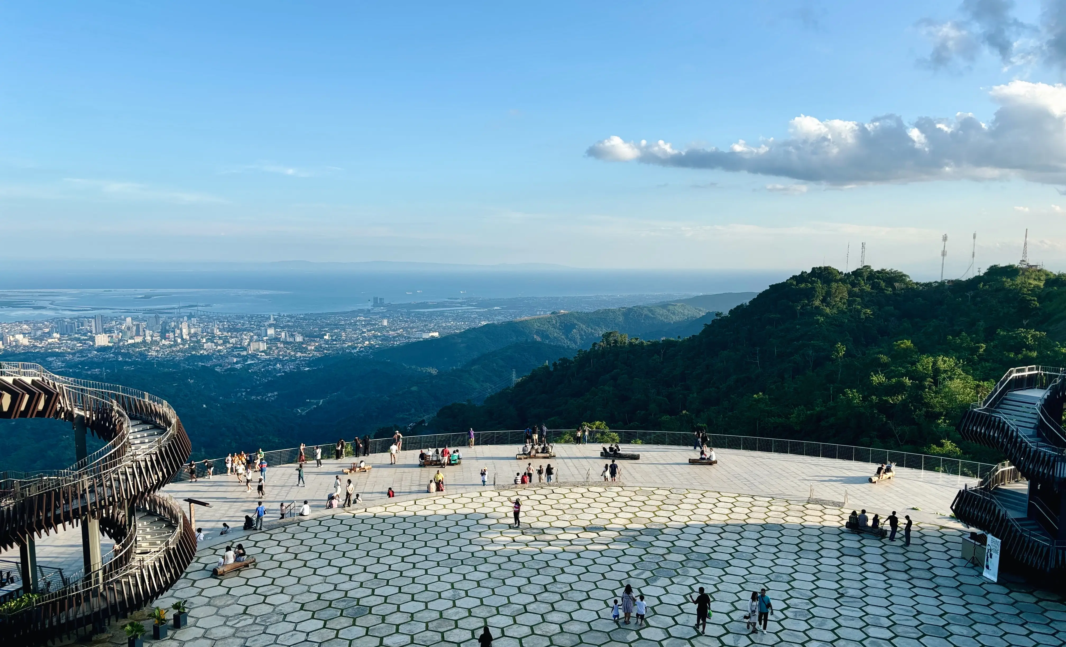 세부 시티를 내려다보는 톱스 야경 뷰