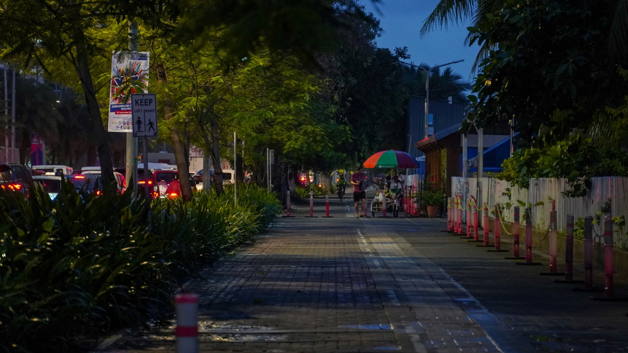 Manila night street (photo)