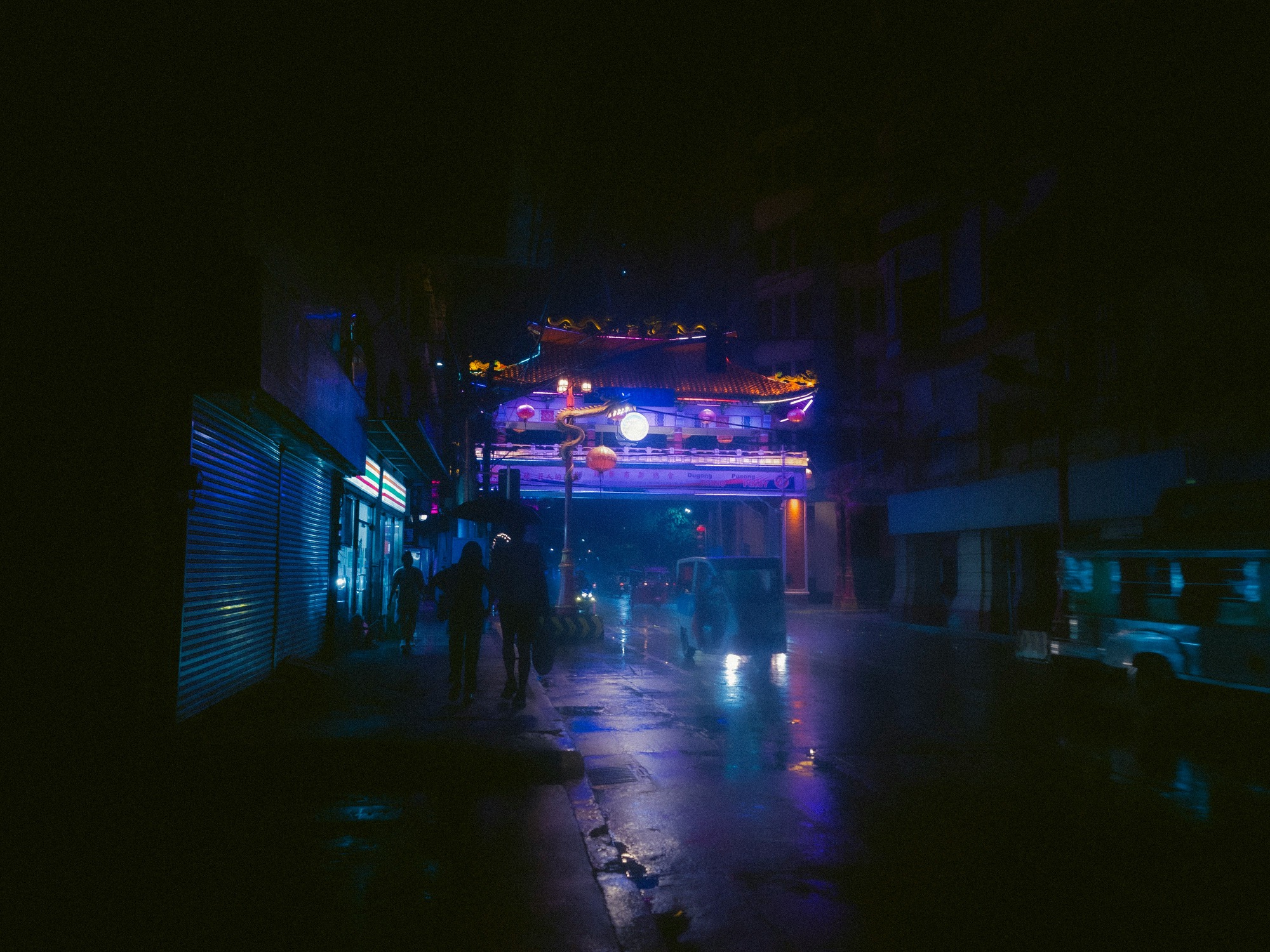 Manila neon night street (photo)