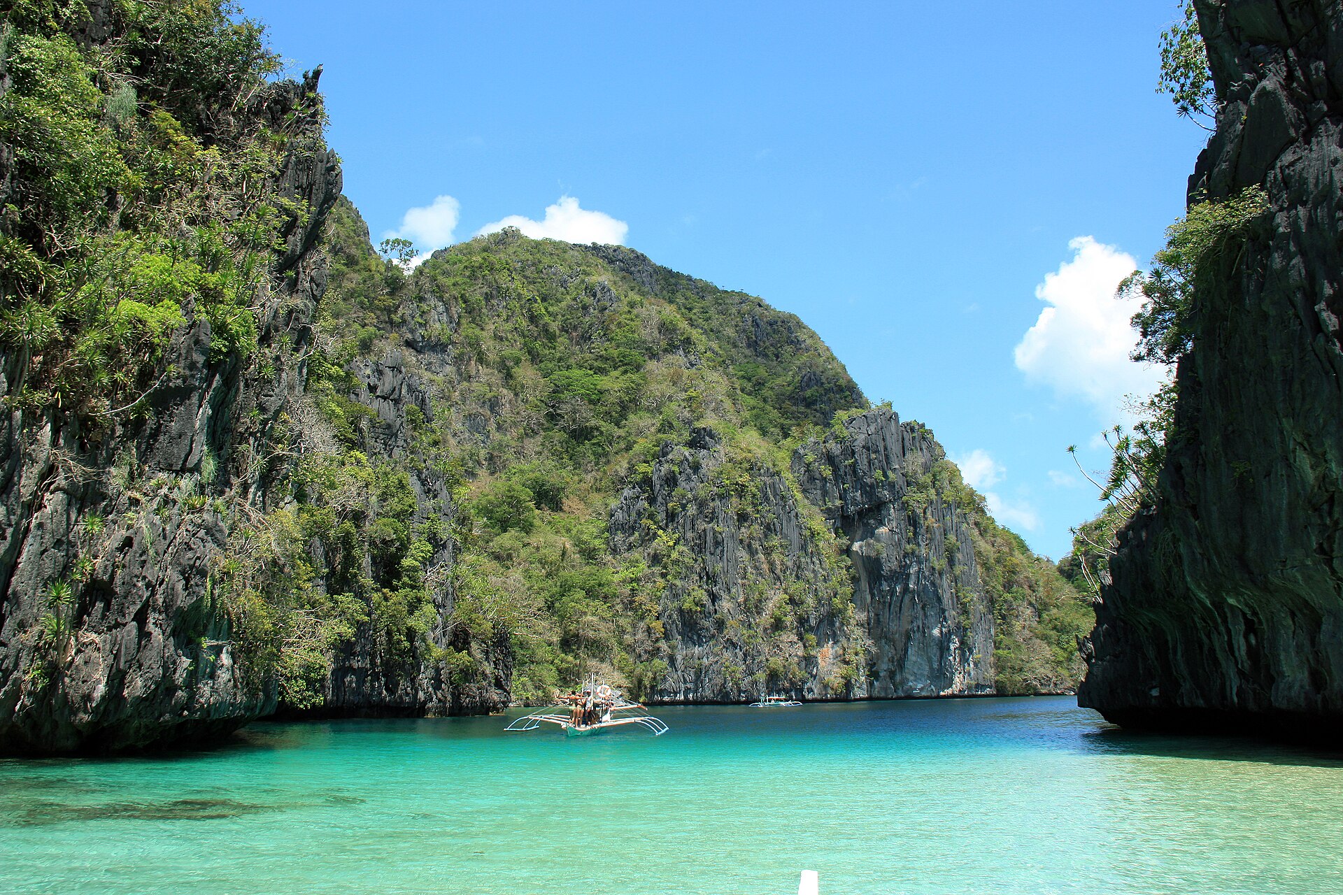 빅 라군 — 석회암 절벽 사이 에메랄드빛 내해