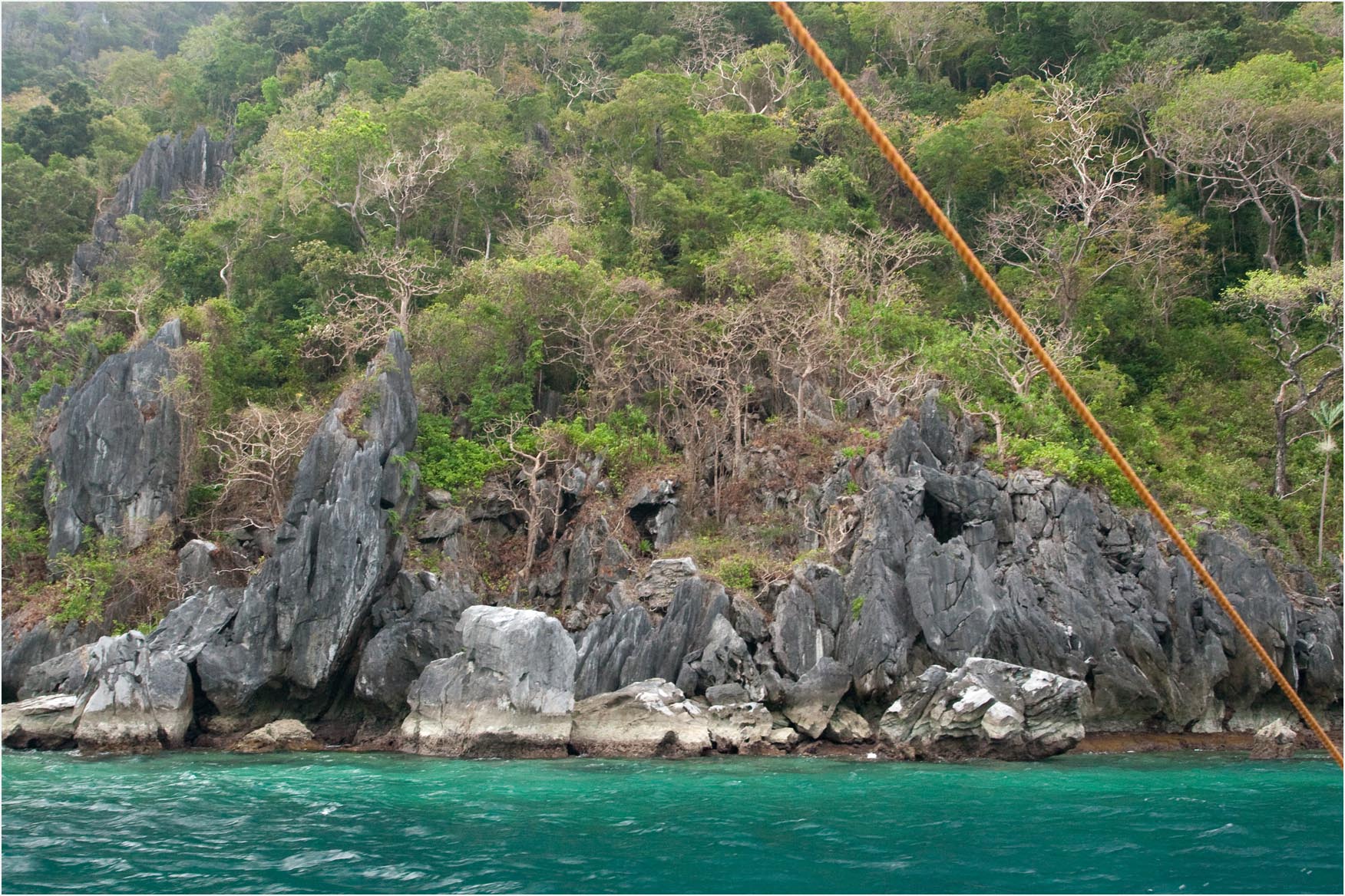 엘니도 석회암 절벽과 해안선