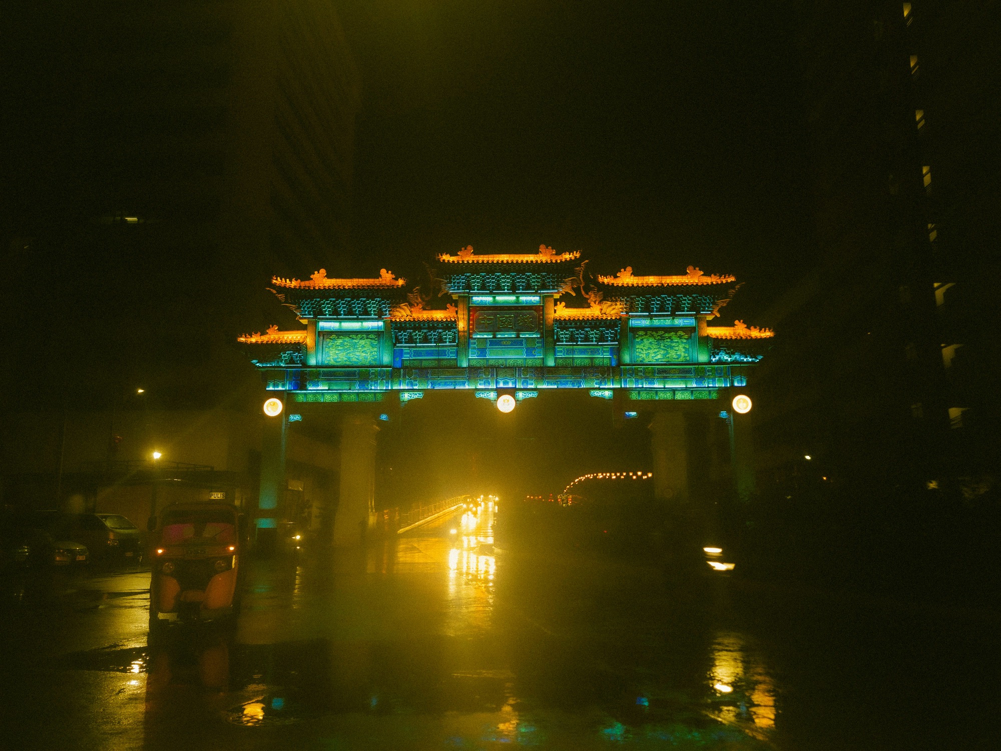 Manila night arch (photo)