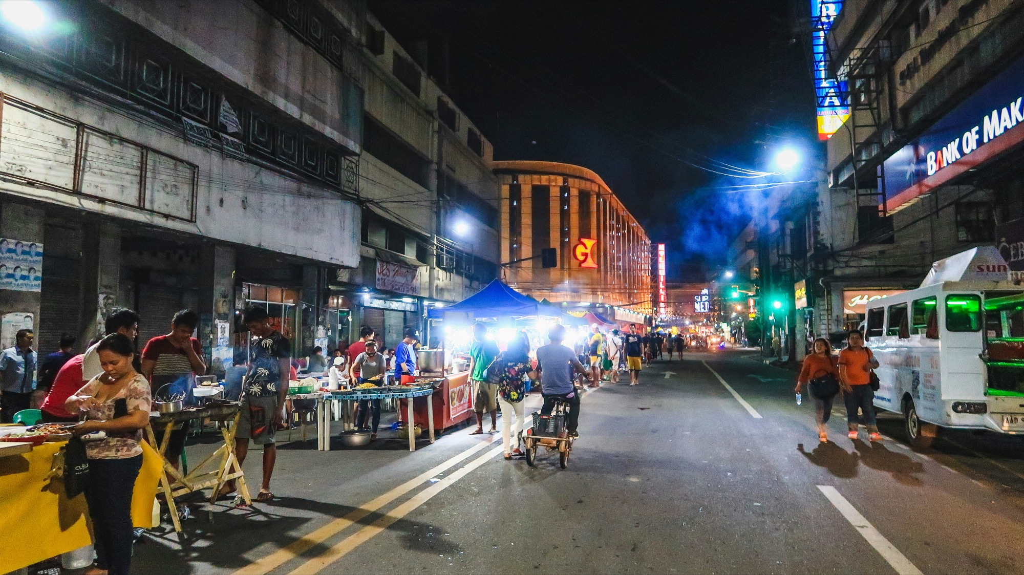 Cebu nightlife street (photo)